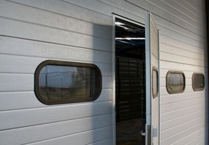 overheaddeur met loopdeur